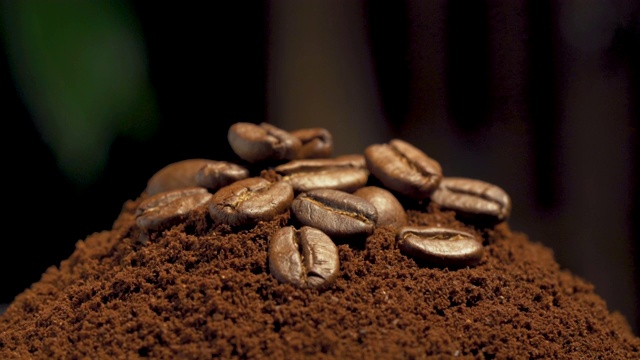 咖啡豆和咖啡粉堆微距缩放4k视频下载