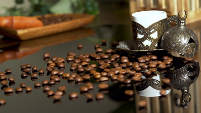 阿拉伯咖啡风格，咖啡豆和咖啡放在桌子上视频下载