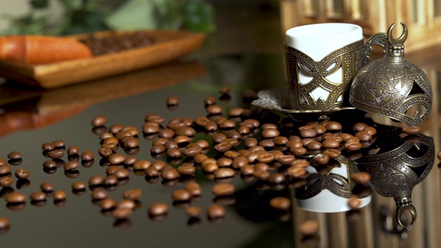 桌上放着咖啡豆的咖啡杯视频下载
