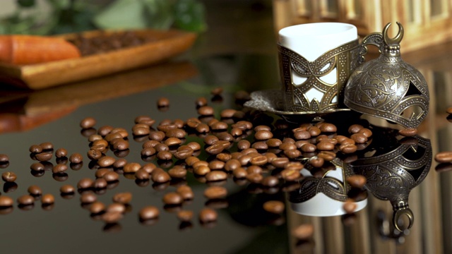 咖啡豆和咖啡杯微距拍摄4k视频下载