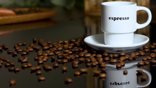 咖啡咖啡杯和咖啡豆的慢镜头视频下载