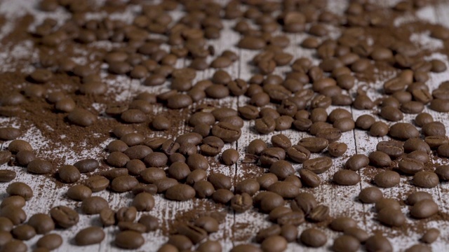 木桌上铺着咖啡豆和咖啡粉视频下载