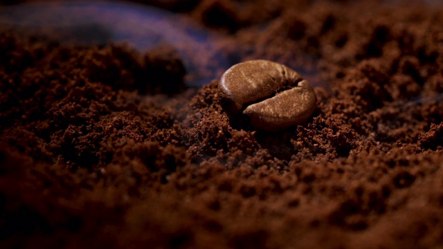 咖啡豆堆在咖啡磨碎的咖啡豆和咖啡烟雾视频下载