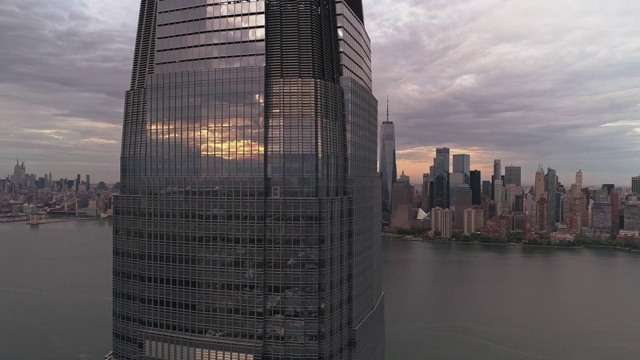 从Paulus Hook，泽西城，新泽西州的曼哈顿的观点与一个塔建筑在前面。航拍镜头与平移摄像机运动。视频素材