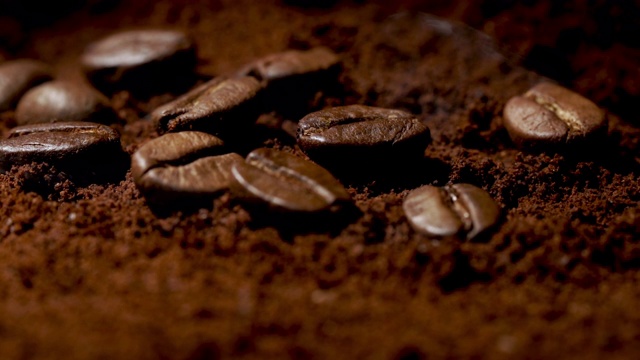 咖啡豆放在磨碎的咖啡豆上，带有咖啡的烟雾视频下载