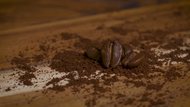 咖啡豆和咖啡粉放在木板上视频下载