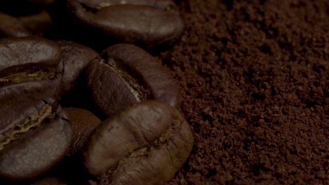 磨碎的咖啡豆和谷物咖啡豆合在一起视频下载