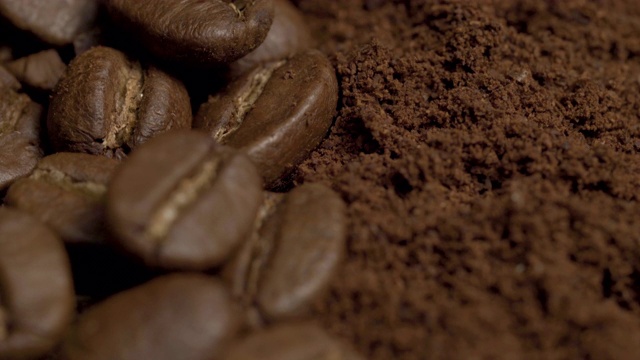 烤咖啡豆和咖啡粉的微距镜头，4k格式视频下载