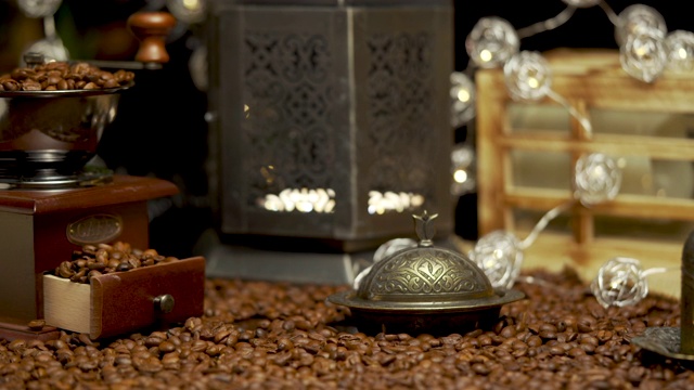 咖啡豆和咖啡研磨机的4k慢镜头视频下载