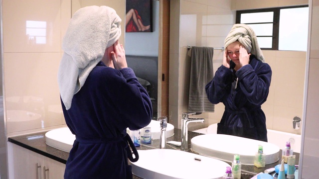 一个16岁的女孩洗完澡后正在洗脸。视频素材
