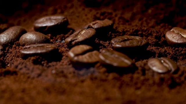 烤咖啡豆在磨碎的咖啡和烟雾微克视频下载