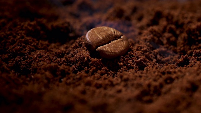 专业微距拍摄的咖啡豆堆磨咖啡与咖啡烟雾视频下载