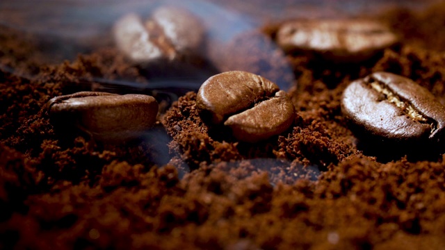 咖啡豆在咖啡粉和烟微距慢镜头4k视频下载