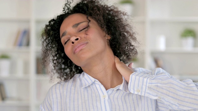 疲惫的非洲女商人颈部疼痛视频下载
