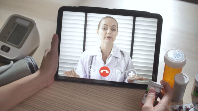 年轻女子与医生视频通话视频素材