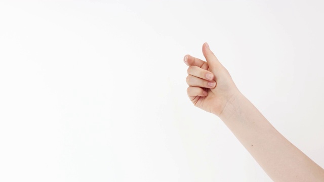 手指咔哒咔哒咔哒，女性的手放在一个浅色的背景上。视频素材