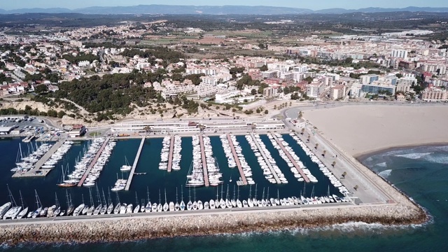 游艇停泊在西班牙托尔谢巴拉镇的港口视频下载