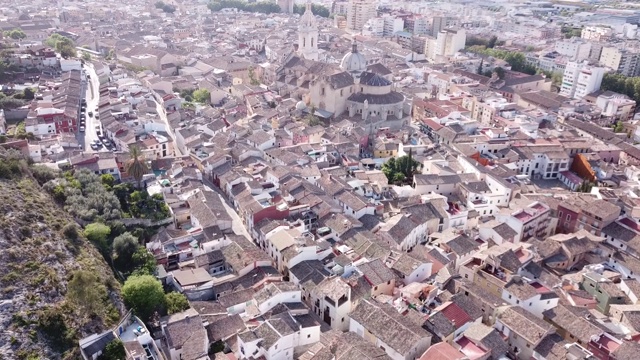 从西班牙小镇Xativa罗马天主教大教堂的无人机拍摄的画面视频下载