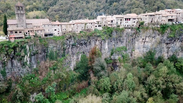 森林景观与中世纪村庄Castellfollit de la Roca视频下载