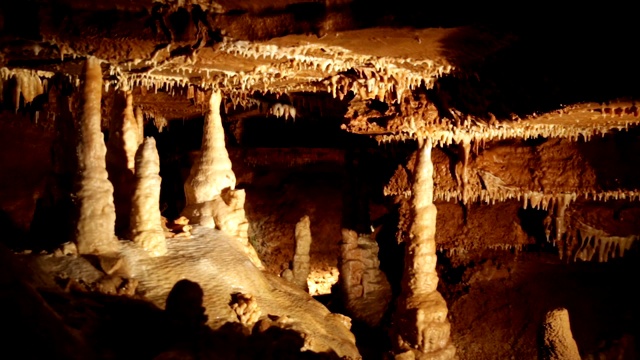 Balcarka洞穴内的岩层视频下载