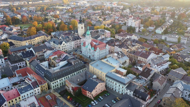 Sumperk城市景观俯瞰市政厅和圣约翰浸礼会教堂视频下载