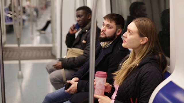 人们乘坐现代城市的地铁视频下载