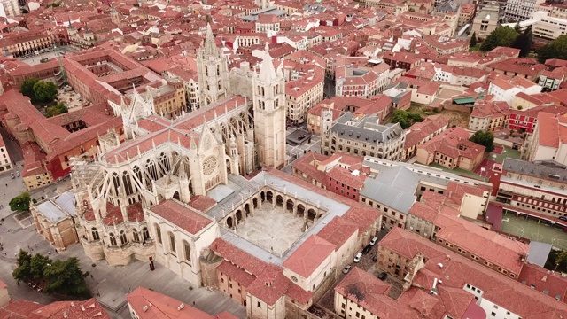 里昂天主教大教堂背景的城市景观视频下载