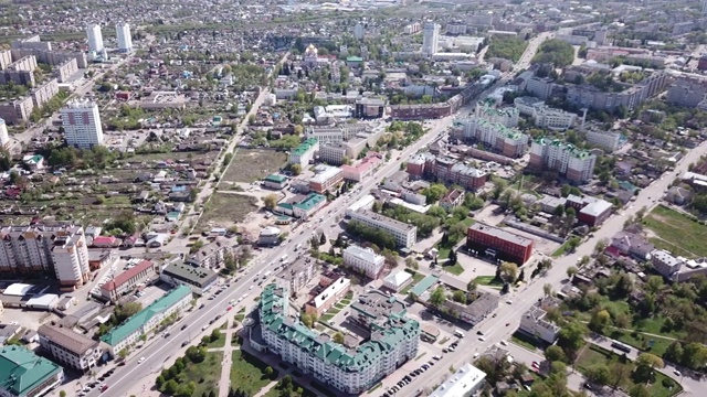 在阳光明媚的春天，俄罗斯古老的城市奥廖尔视频下载