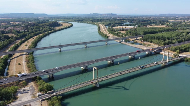 罗讷河上三座桥的鸟瞰图视频下载
