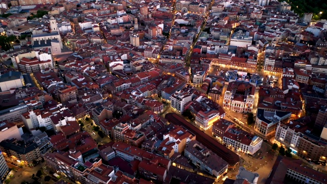 西班牙城市瓦拉多利德的夜景鸟瞰图视频下载