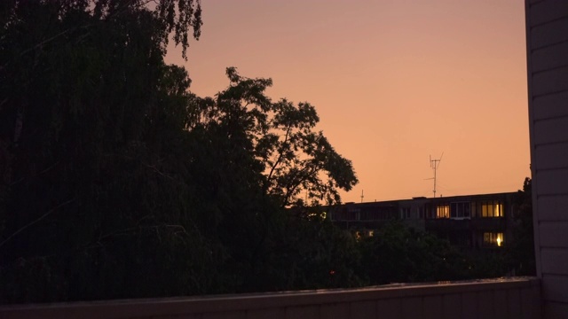 闪电击中了被树木包围的城市区域。雨夜的闪电。气候变化。视频素材
