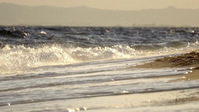 在日落时，海浪戏剧性地拍打着海面视频素材
