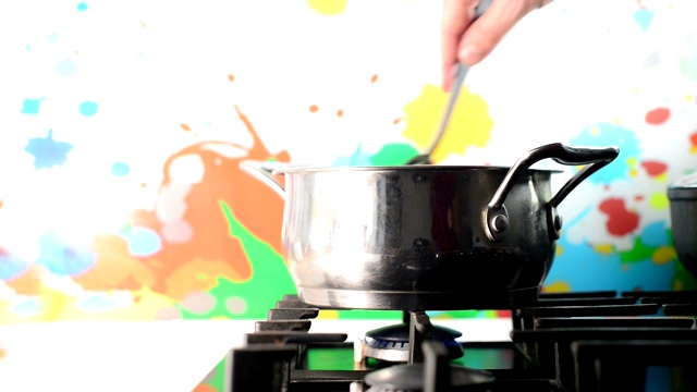 食物在锅中与沸水视频下载