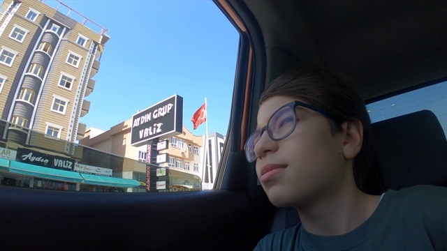 一个悲伤的少年坐在车里视频素材