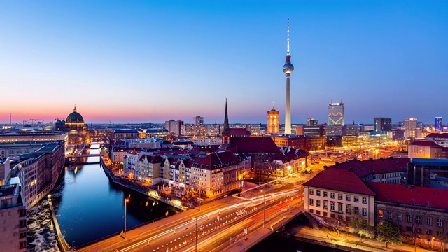 从夜晚到白天的柏林城市景观与狂欢河和电视塔，柏林，德国视频素材
