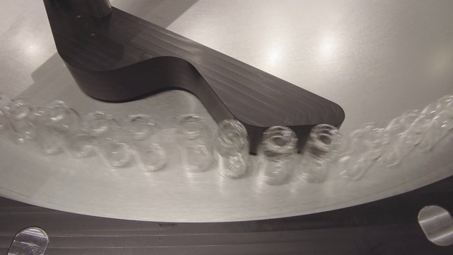 制药玻璃瓶沿着循环传送带移动。视频素材