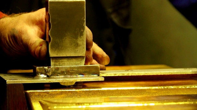 纯金金条的生产工艺视频素材