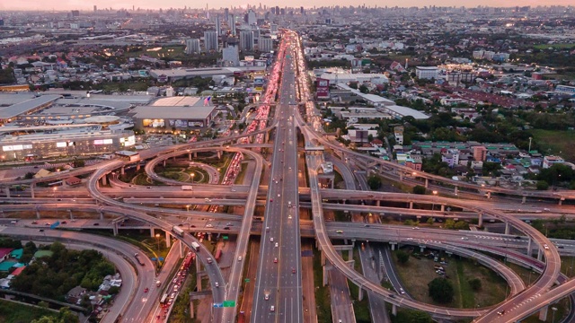 时间流逝鸟瞰图和俯视图的交通在曼谷的城市街道，泰国。有停车场的高速公路。市中心美丽的环形路。视频下载