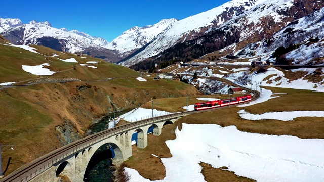 航拍瑞士阿尔卑斯山上的冰川特快风景列车视频下载