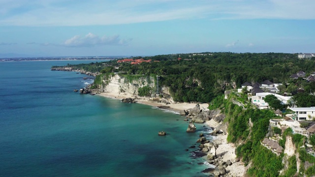 巴厘岛南部美丽的海岸线，白色的沙滩视频下载
