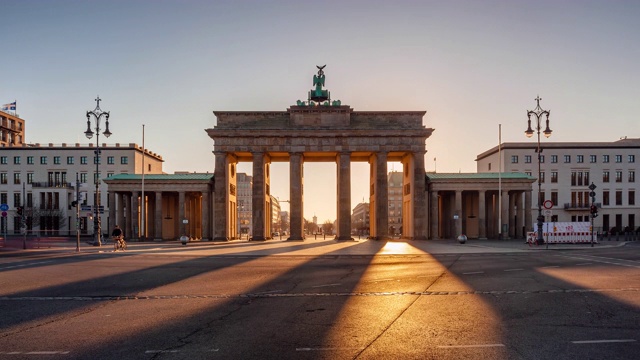 从夜晚到白天的时间流逝，勃兰登堡门与早晨交通，柏林，德国视频素材
