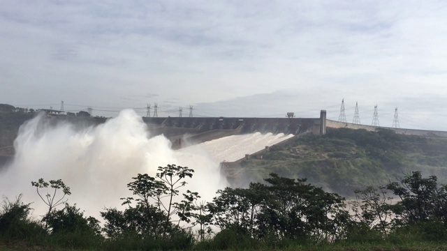 巴西和巴拉圭之间的伊泰普水电站视频下载