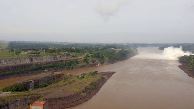 巴西和巴拉圭之间的伊泰普水电站视频下载