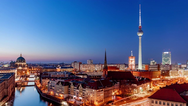从夜晚到白天的柏林城市景观与狂欢河和电视塔，柏林，德国视频素材