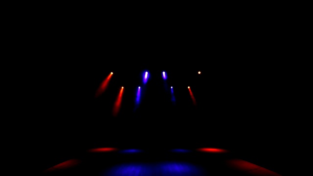 明亮的舞台灯光。多色音乐会灯光的镜头。视频素材