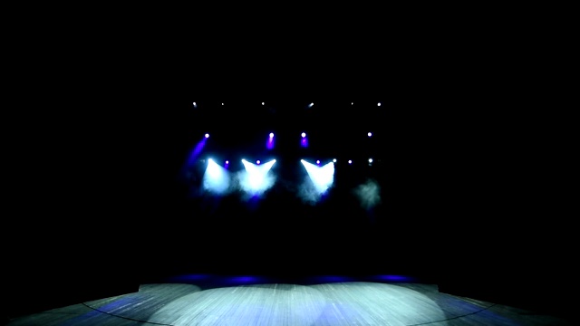 自由的舞台灯光背景与烟雾。视频素材