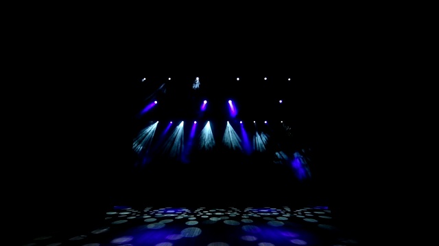 明亮的舞台灯光闪烁。照明设备。灯光设计师。舞台上的烟雾。视频素材