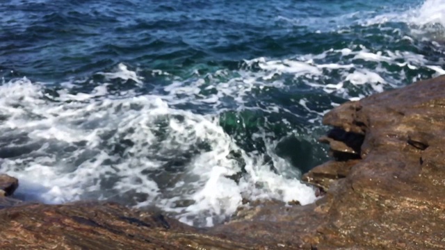 海浪到达岩石海岸的慢动作视频视频素材