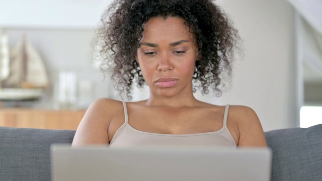 在笔记本电脑上工作的严肃非洲女性视频素材