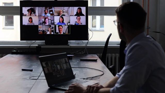 企业家与团队进行在线简报视频素材